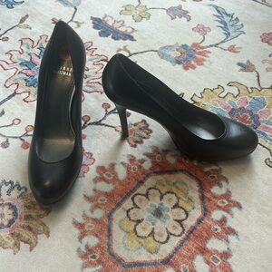 Stuart Weitzman black pump sz 5.5